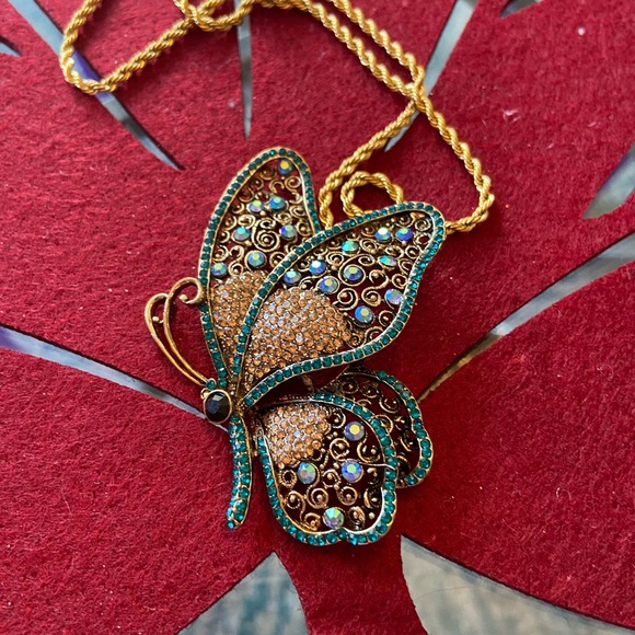 Brand new, beautiful, soaring butterfly pendant. - Picture 2 of 2